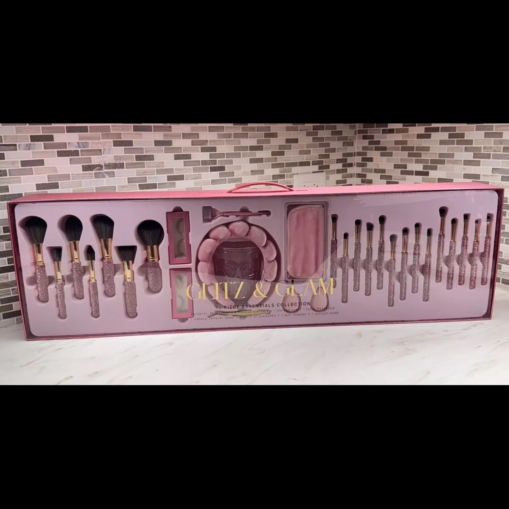 BNWT GLITZ AND GLAM Viral 30 Piece Pink Bling Rhinestone Makeup Brush Gift Set